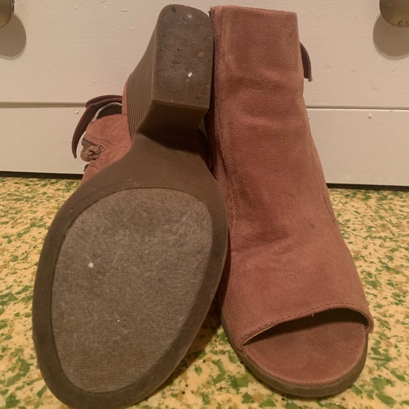 Light pink boot type of heels w bow in back - Picture 4 of 4